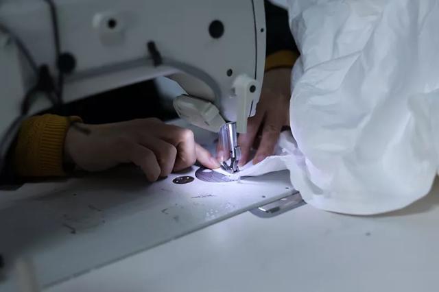 防護服緊缺？這家僅用了5天時間轉(zhuǎn)產(chǎn)防護服，日產(chǎn)量已達9000件