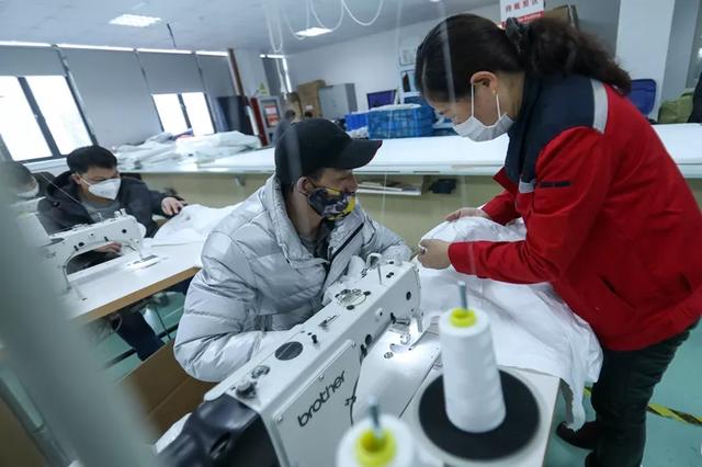 防護服緊缺？這家僅用了5天時間轉(zhuǎn)產(chǎn)防護服，日產(chǎn)量已達9000件