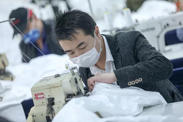 防護服緊缺？這家僅用了5天時間轉(zhuǎn)產(chǎn)防護服，日產(chǎn)量已達9000件