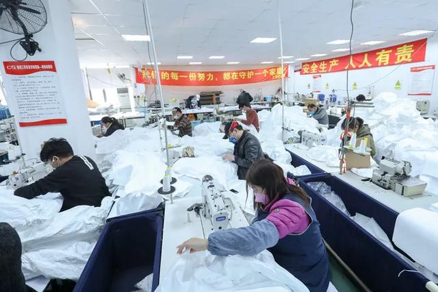 防護服緊缺？這家僅用了5天時間轉(zhuǎn)產(chǎn)防護服，日產(chǎn)量已達9000件