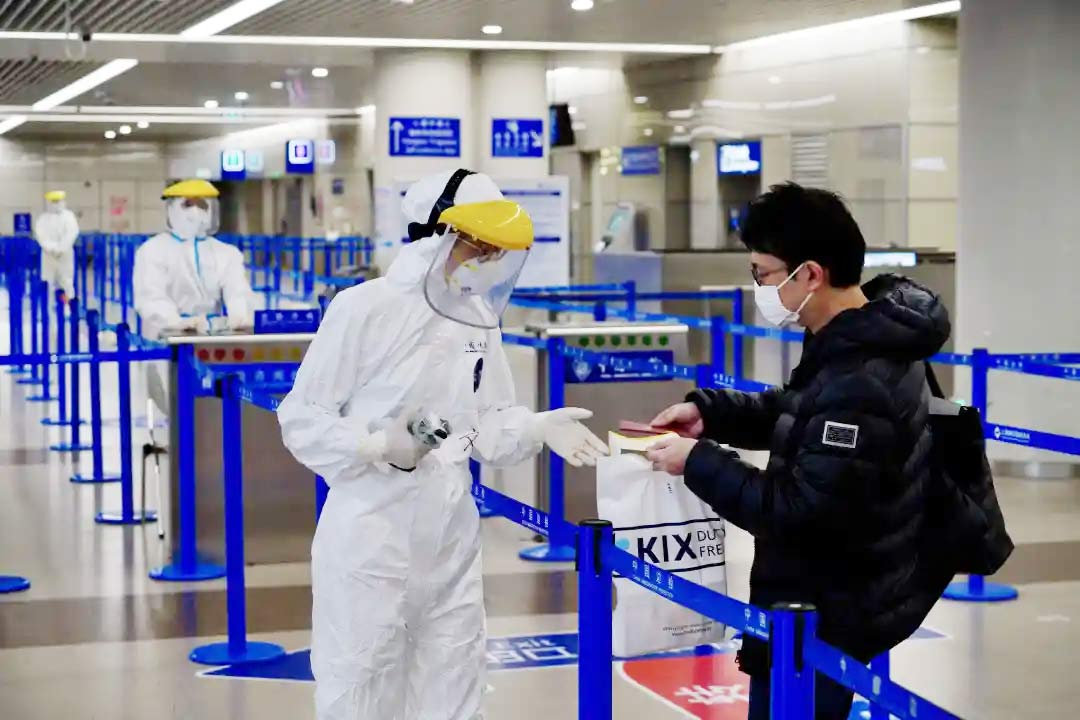 身穿誠格防護服的&ldquo;守滬者&rdquo; 24小時奮戰在浦東國際機場口岸防疫一線