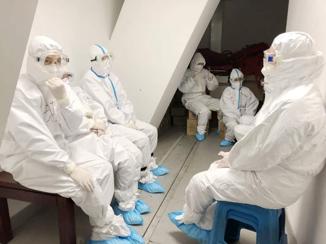 身穿誠格防護服的&ldquo;守滬者&rdquo; 24小時奮戰在浦東國際機場口岸防疫一線