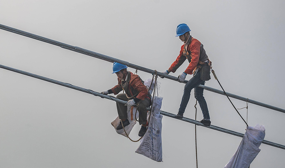 生命之系：論高空作業安全帶的重要性