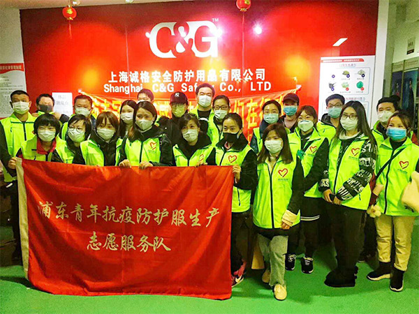 攜手戰(zhàn)“疫”，逆風(fēng)而上，上海志愿者助力抗疫防護(hù)服生產(chǎn)