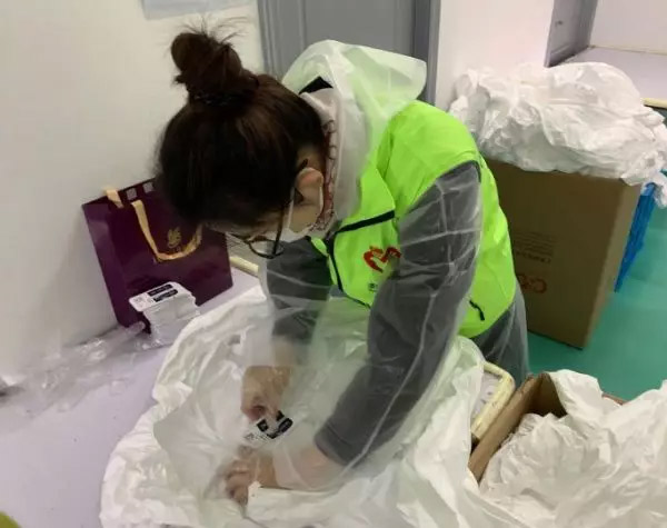 攜手戰&ldquo;疫&rdquo;，逆風而上，上海志愿者助力抗疫防護服生產